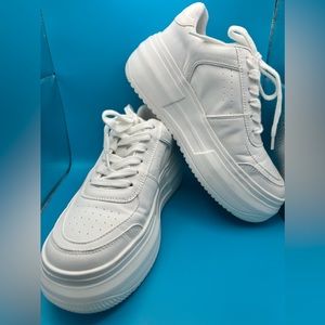 Like new Steve Madden Perrin Sneakers.